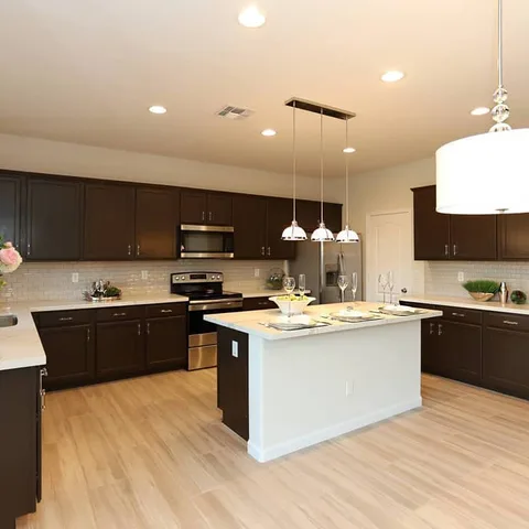 Another beautiful install sold out of our Glendale showroom. Check out those drool-worthy countertops! 👀 .