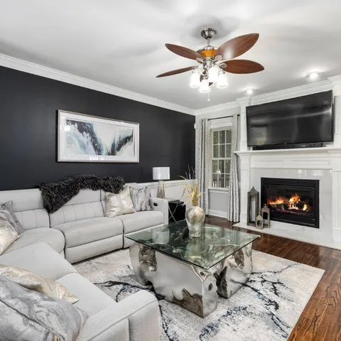 Rugs do more than add warmth—they define spaces! 🏡
