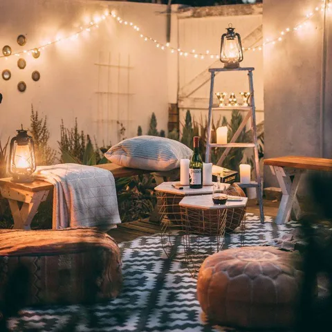 Make the most of warm evenings with a patio that feels like a second living room. 🌿