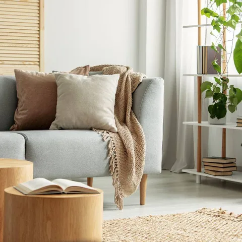 Refresh your living room with a light and airy touch. 🌿