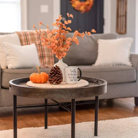 Pro tip: Group décor in odd numbers—three candles, five mini pumpkins, seven stems in a vase. It creates a balanced look that feels effortless. 🕯️🎃🎍