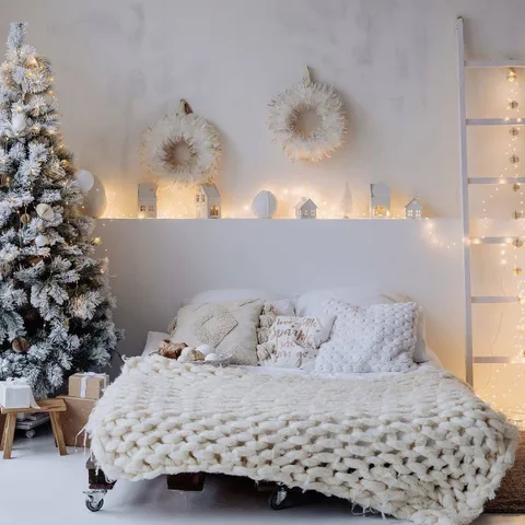Looking for something a little non-traditional for the holidays? Try neutral winter decor like white accents, wood tones, and soft textures. Calm, cozy, and timeless 🤍