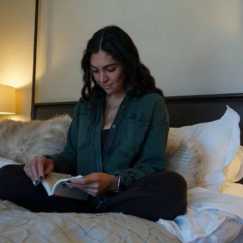 Winter days may be short, but warm lighting makes your home feel extra welcoming. 🤍